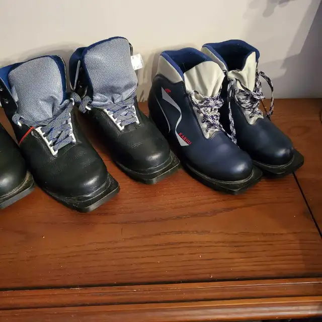 New 3 PIN Cross Country Ski Boots  EUR 42 / 43 in Ski in Barrie - Image 4