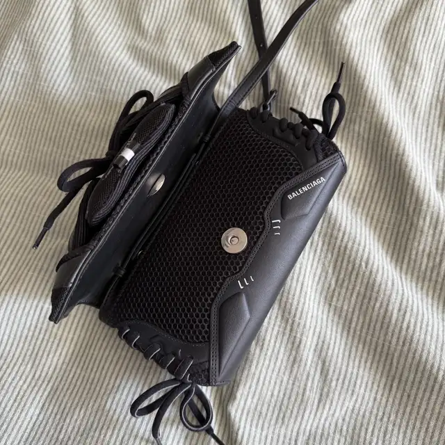Balenciaga Sneakerhead Bag in Women's - Bags & Wallets in City of Toronto - Image 4