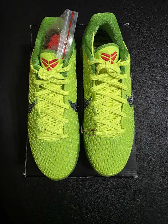 Kobe 6 Protro Grinch size 8 in Men's Shoes in Mississauga / Peel Region - Image 3