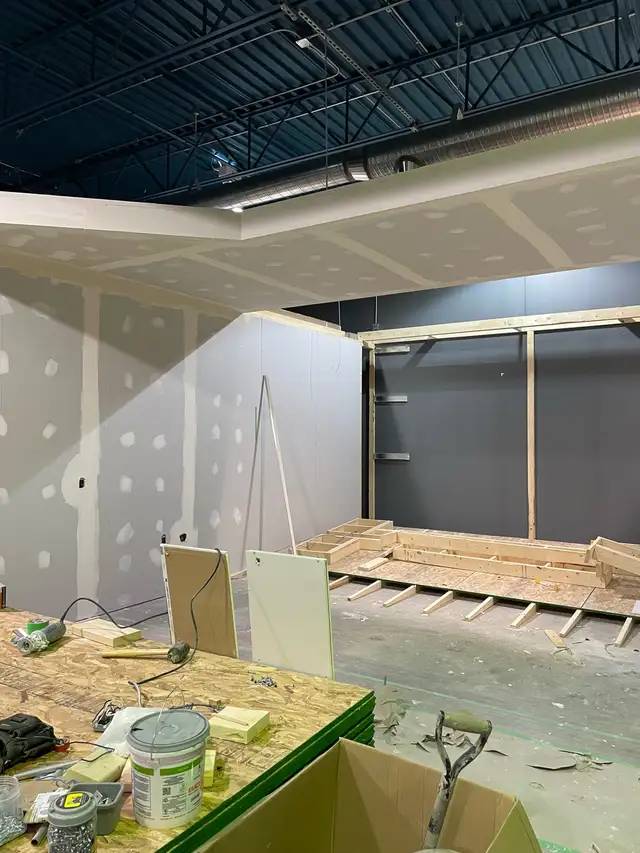 Drywall taper429746880166635522