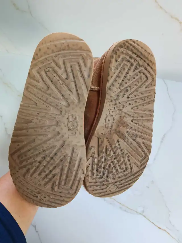 UGG boots size US 1 in Kids & Youth in Oakville / Halton Region - Image 10