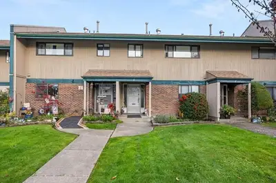 Bright and spacious 2 bedroom 2 bathroom with den Townhouse available for rent in downtown Cloverdal...