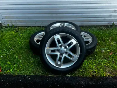 Mag d'origine Kia Soul, 5 trous, Bonne état propre , Venez avec des pneus d'été ( P 205 / 55 R 16 )...