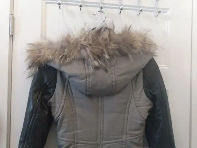 Manteau d'hiver XS/TP RUDSAK à col en fourrure naturelle in Women's - Tops & Outerwear in Laval / North Shore - Image 5