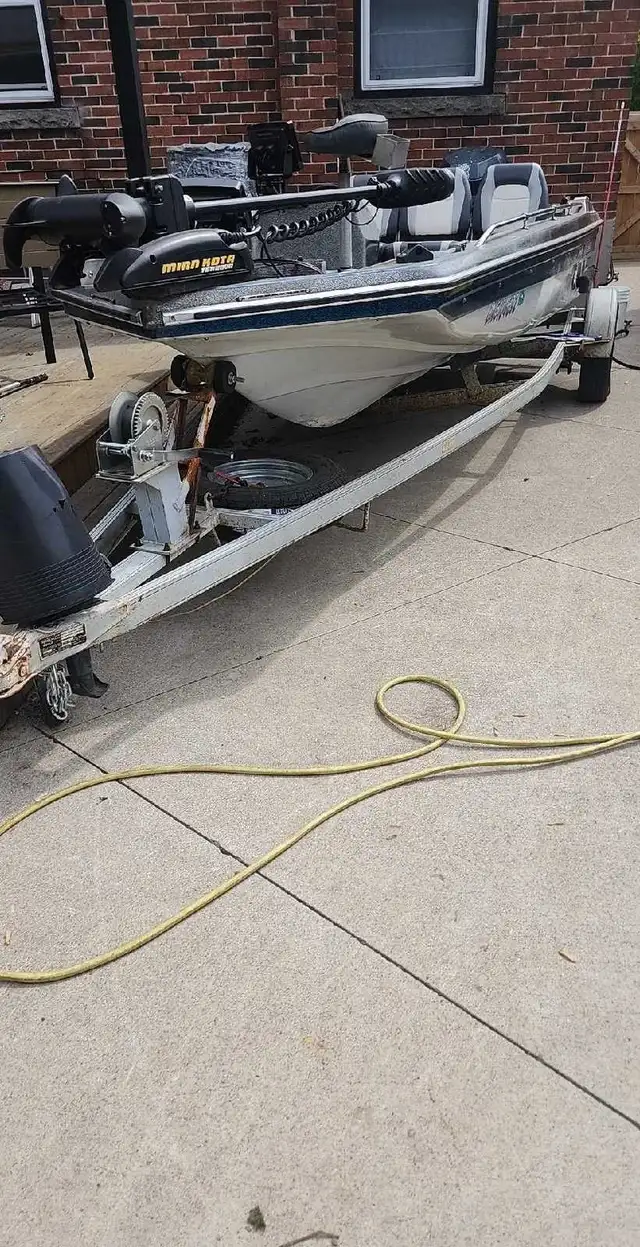 1989. 17 Charger bass boat in Personal Watercraft in Hamilton - Image 2