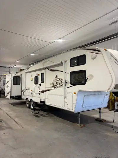 I'm selling a 2010 Cougar 322QBS fifth wheel, a spacious and family-friendly bunk model. Rare floor...