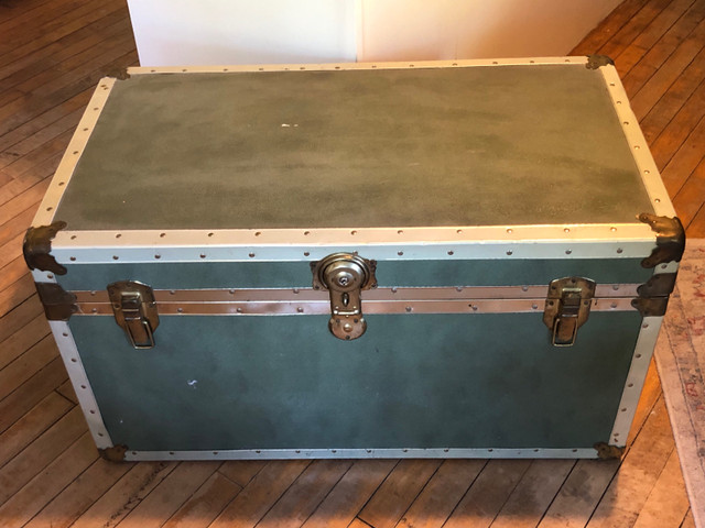 Vintage Green Classic Metal, Vinyl and Cedar Lined Wood Trunk in Arts & Collectibles in City of Toronto