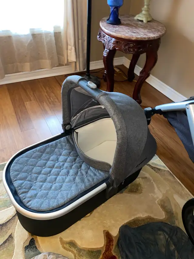 Uppababy Vista stroller with bassinet ( car seat extra cash )  in Strollers, Carriers & Car Seats in Markham / York Region - Image 5