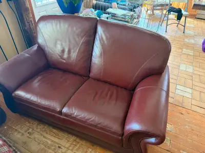 Magnifiques causeuses en cuir. super propres environnement non fumeur. Une petite réparation faite s...