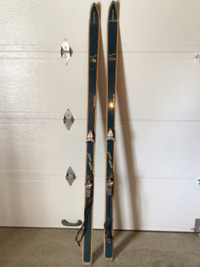 Ancienne paire de skis alpin