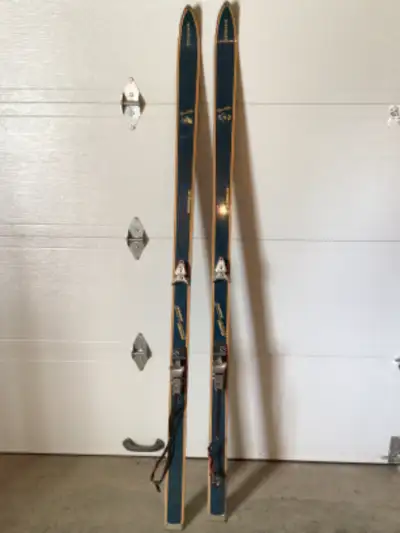 Ancienne paire de skis alpin, View more