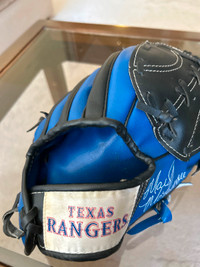 1997 Like new Texas Rangers Youth Baseball Teeball Glove