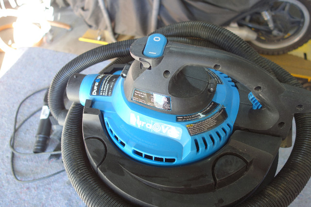 DURAVAC 3L Shop Vac with removable blower attachment and tools. in Power Tools in Calgary - Image 4