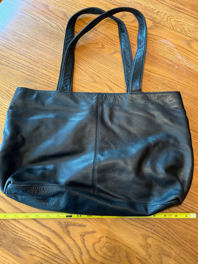 Dkny purse /bag in Women's - Bags & Wallets in Winnipeg