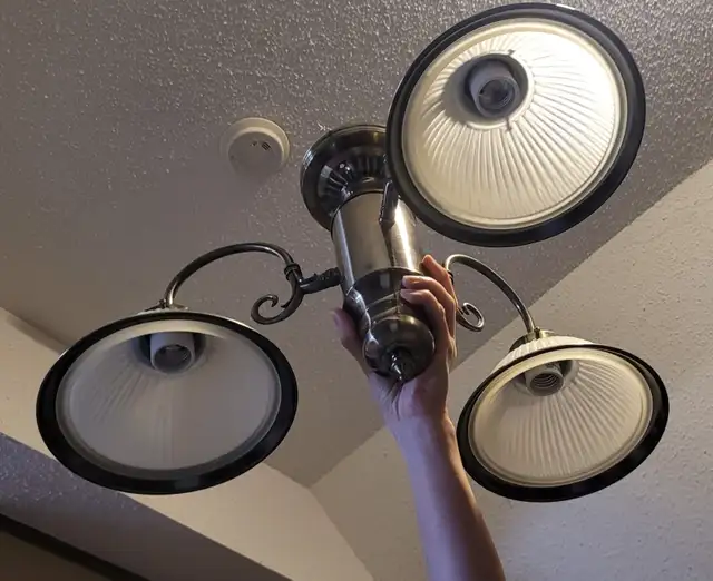 Chandelier with 3 Pendant Lights in Indoor Lighting & Fans in Mississauga / Peel Region - Image 4