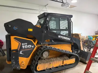 Almost brand new with less than 40hrs this machine is ready to work. Only used for landscaping an ac...