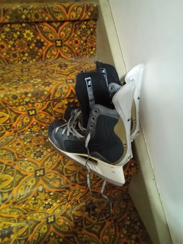 Hockey skates mens size 5,6,7,8,9,10 in Hockey in Sarnia - Image 8