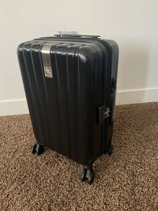 20 inch luggage carry on hard case Brand NEW Never Used in Other in Calgary - Image 3