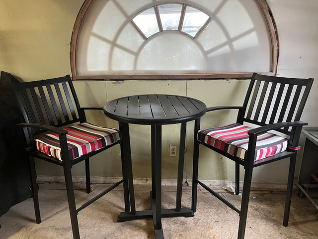 High Round Table and Chairs in Patio & Garden Furniture in Markham / York Region