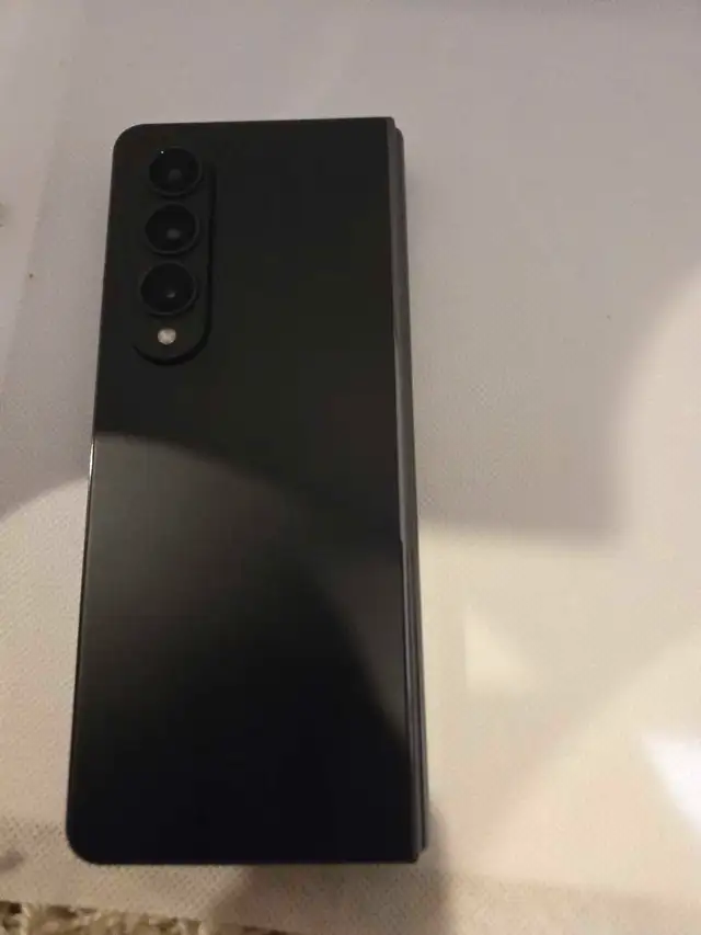 Like New Z Fold 4 256GB Samsung with Case 62863270420098121