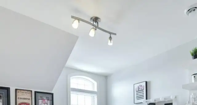 Luminaire de 3 lumières sur rail  3 Light Track Lighting in Indoor Lighting & Fans in Laval / North Shore - Image 3