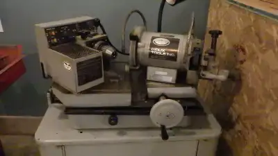 Sioux model 2001 valve refacer with cabinet in good condition, has not been used much in the last 20...
