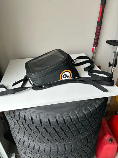 Giant loop Diablo tank bag in new condition.