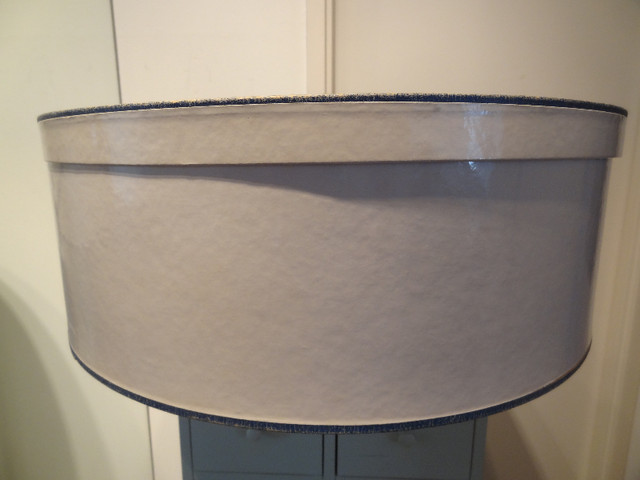 Vtg Hat Box 20" Glossy White w/Blue trim/handle - Holt Renfrew in Women's - Other in City of Toronto - Image 3