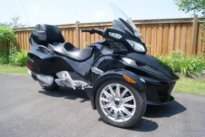 2014 Can Am Sypder RT comes with trailer hitch and wired. Low kilometers and runs great. Has 6 speed...