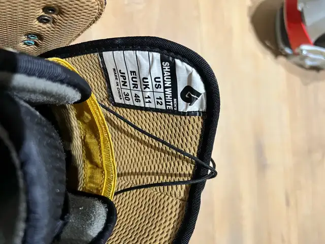 Burton Shaun White Snowboard Boots with Santa Cruz Bindings in Snowboard in Oakville / Halton Region - Image 7