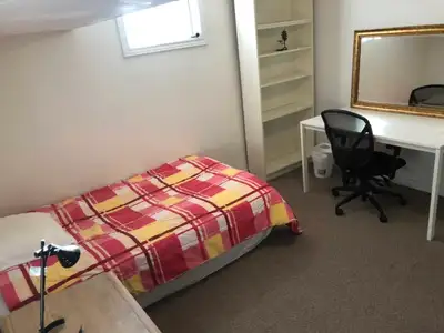 Room for Rent in Beasment in Richmond Hill L4C2W3 for men people