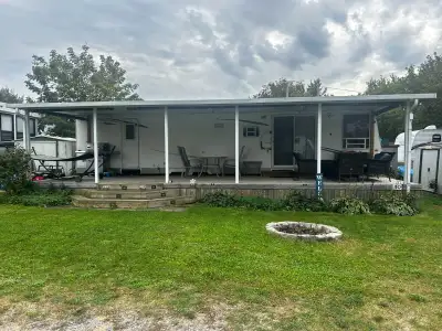 Selling our 36 feet trailer in Dorno park located in Ennismore on pigeon lake Kawartha area. This tr...