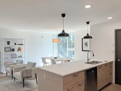 Available for rent October 1, 2025 – September 30, 2026. Our modern guesthouse is located in the Rav...