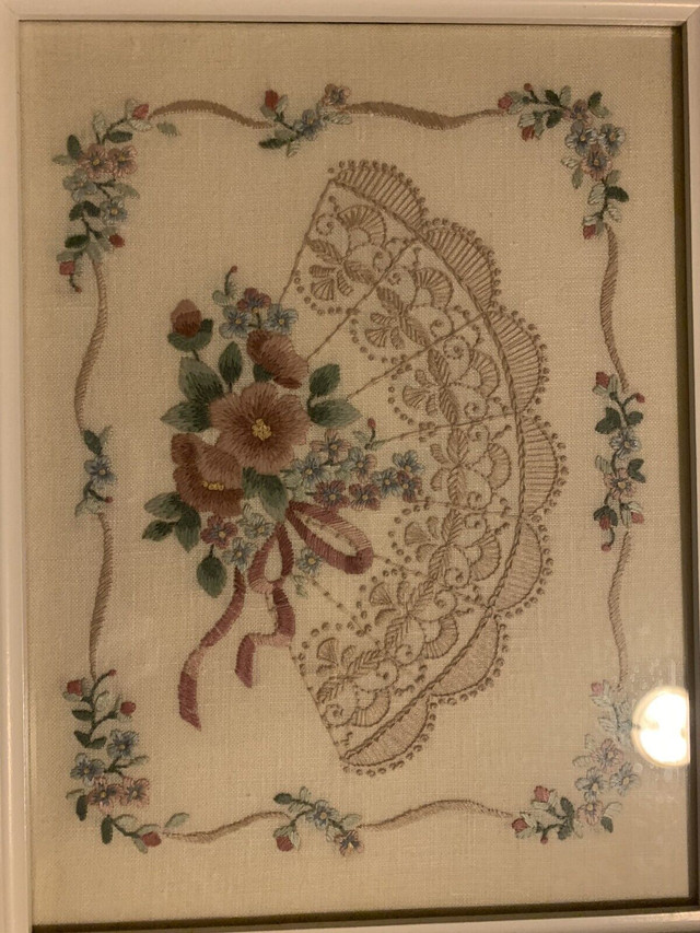 Lovely Framed Embroidery, Floral/Fan  pattern in Home Décor & Accents in City of Montréal - Image 3