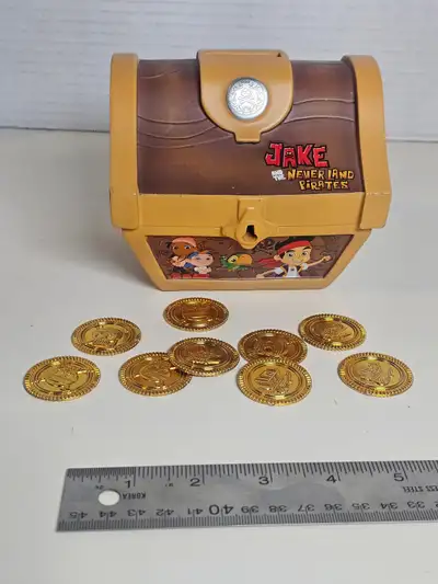 This Disney Jake and the Never Land Pirates treasure chest is a charming toy that includes several g...