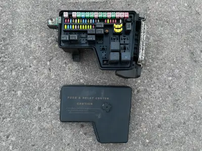 FUSE BOX TIPM DODGE RAM 2500 3500 CUMMINS 5.9L DIESEL ANNÉES 2003 A 2005 TESTÉ ET GARANTIE PRIX DEMA...