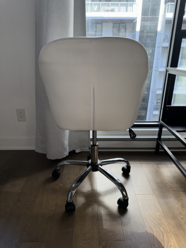 Chaise de bureau en cuir - White Leather Office Chair dans Chaises, Fauteuils inclinables  à Ville de Montréal - Image 3