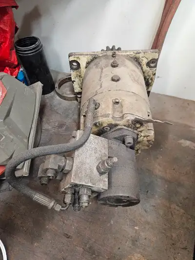 National crane to turn the Turret rotation gearbox to rotate a national stiff boom truck crane. In g...