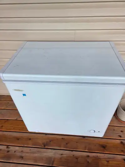 Le Danby DCFM142WDD est un congélateur-coffre compact d'une capacité de 142 litres (5 pieds cubes)....