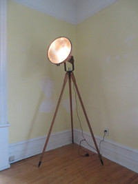 Lampe de style industriel sur trépied en bois, 6.0' de hauteur