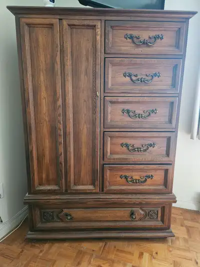 Free!!! -Large dresser in great condition -Pickup only Dimensions: -width: 42 inch -height: 59 3/4 i...