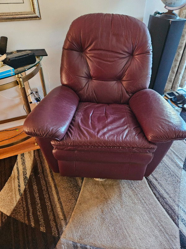 Leather Recliner Chair in Chairs & Recliners in City of Toronto