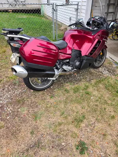 Excellent running bike,valves & sparkplugs and orings,gaskets etc., done in 2022 at 29,000 km. Fork...