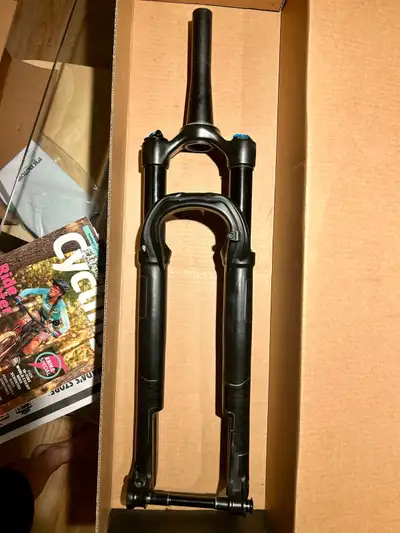 Fox 32 stepcast 100 travel fork with 6.5” steerer in very good shape. Takeoff from Trek Supercaliber...