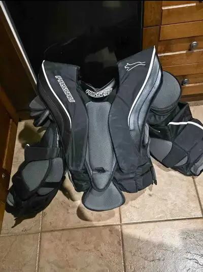Passau Sr Med goalie chest protector, View more