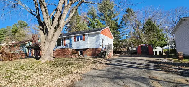 2 Bed apart in house Northside Near YORK MANOR off of Sunset Dr