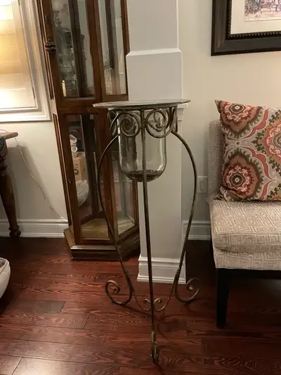 Very sturdy/strong and heavy glass Great condition Priced to sell