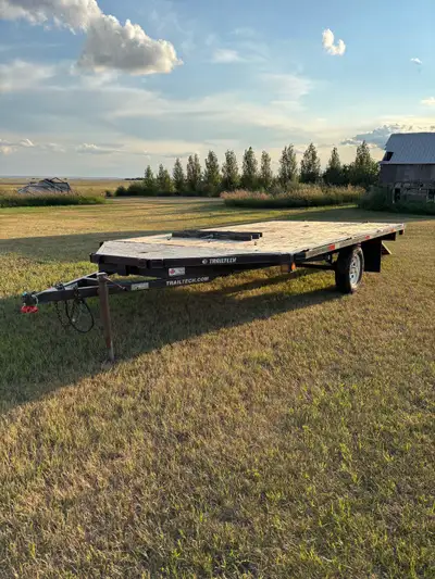 3500lb axle. 15” tires. Drive on drive off with ramp. 14’ long deck. 3’ V. 8’ wide. Less than 1500km...
