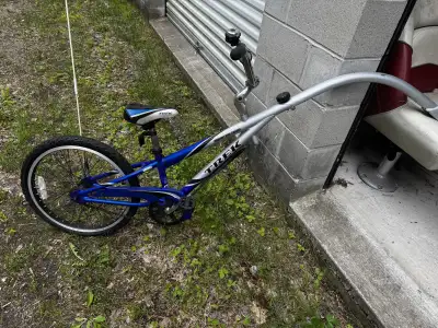 Get your little one ready for some biking adventures with this Trek tag-along bicycle! This used tag...