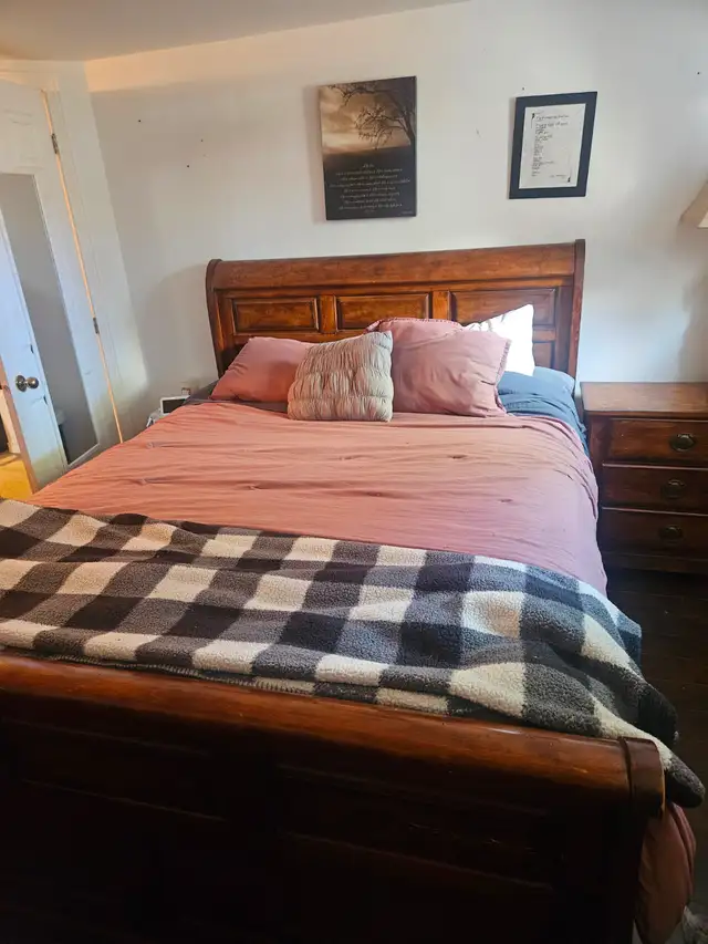 Solid Wood Queen Bedroom Set in Beds & Mattresses in Cornwall - Image 3